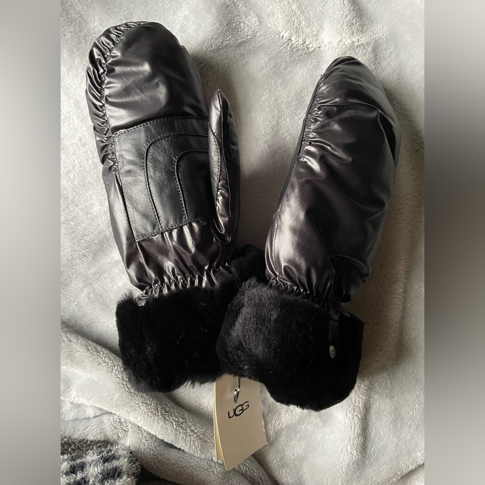 UGG Mittens Black w/ Fur L/XL